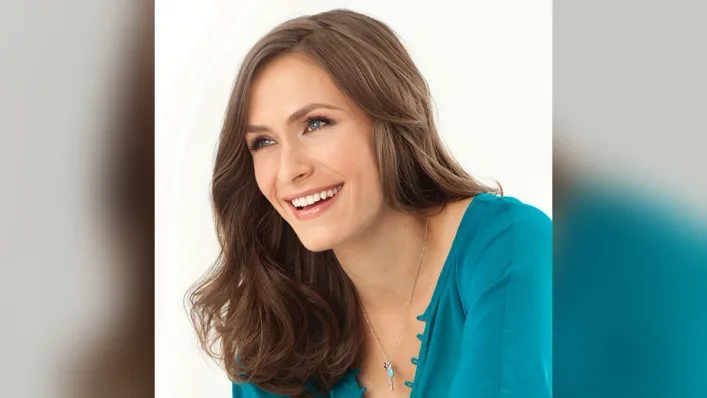 ms61-episode-art.jpg Episode artwork for From Mrs. to Ms. episode 61, Hotter Than Ever: a smiling woman with long brown hair and a teal top looking off to the side.
